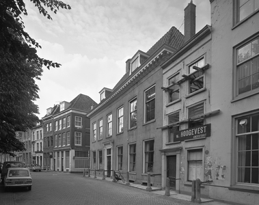 64990 Gezicht op een deel van de westelijke grachtwand van de Nieuwegracht te Utrecht met de huizen nrs. 25 ...